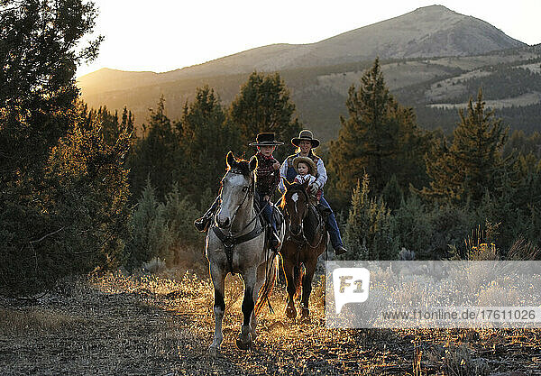 Wild Mustang Trainerin reitet mit ihren Kindern; Prineville  Oregon  Vereinigte Staaten von Amerika