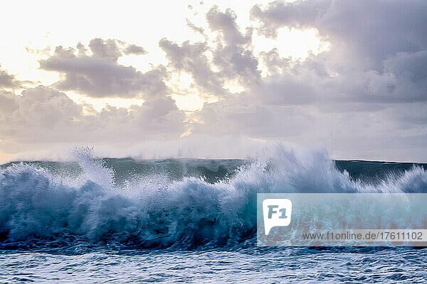 Mächtige Wellen brechen an der Nordküste von Oahu.