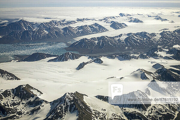 Luftaufnahme von alpinen Gletschern und Fjord  Spitzbergen  Svalbard  Norwegen.