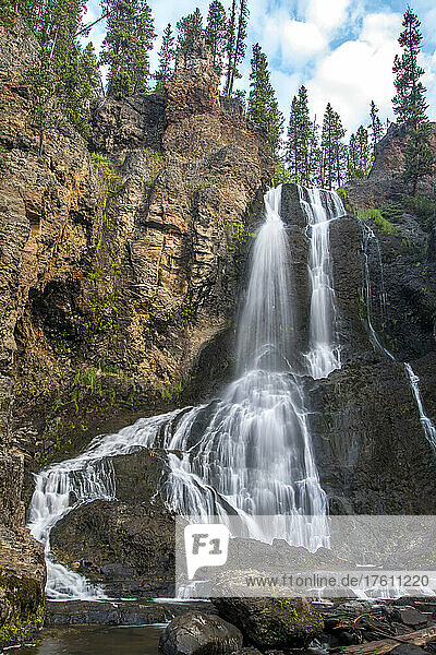 Über die Klippen fließende Crystal Falls  entstanden durch den Abfluss des Cascade Creek im Yellowstone National Park; Wyoming  Vereinigte Staaten von Amerika