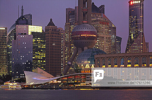 Pudong in der Abenddämmerung  einschließlich des Oriental Pearl TV Tower  von der anderen Seite des Huangpu-Flusses aus gesehen  am Bund  Shanghai  China; Pudong  von der anderen Seite des Huangpu-Flusses aus gesehen  Shanghai  China.