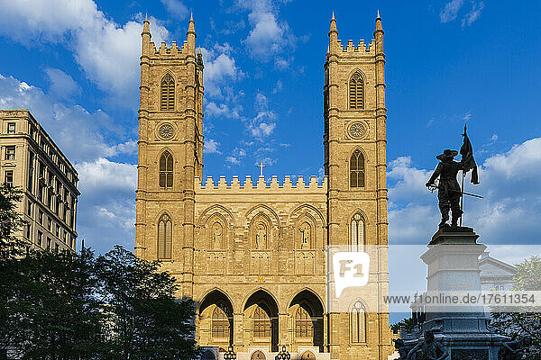 Basilika Notre-Dame und Maisonneuve-Denkmal in Montreal; Montreal  Quebec  Kanada