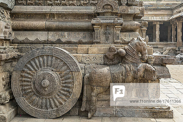 Nahaufnahme eines in Stein gemeißelten Pferdewagens vor dem Airavatesvara-Tempel aus der dravidischen Chola-Zeit; Darasuram  Tamil Nadu  Indien