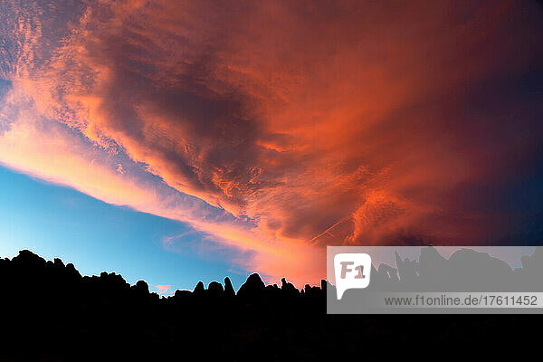 Dramatische rosa leuchtende Wolken bei Sonnenuntergang über den zerklüfteten Granitdomen der Alabama Hills; Lone Pine  Kalifornien  Vereinigte Staaten von Amerika