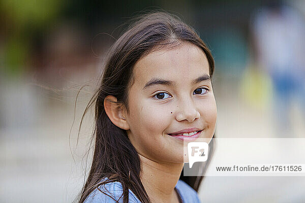 Porträt eines jungen Mädchens mit langen brünetten Haaren und braunen Augen; Hongkong  China
