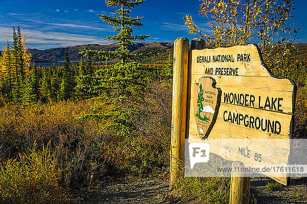 National Park Services Schild für Wonder Lake Campground  Meile 85 der Park Road  mit Wonder Lake im Hintergrund im Herbst; Denali National Park and Preserve  Interior Alaska  Alaska  Vereinigte Staaten von Amerika