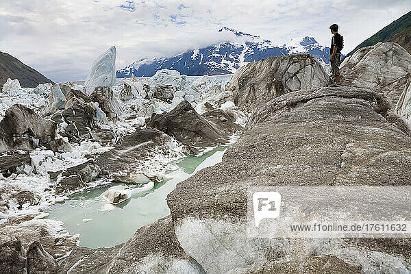 Jugendlicher am Salmon Glacier  Coast Mountains  nördlich von Stewart  British Columbia  Kanada
