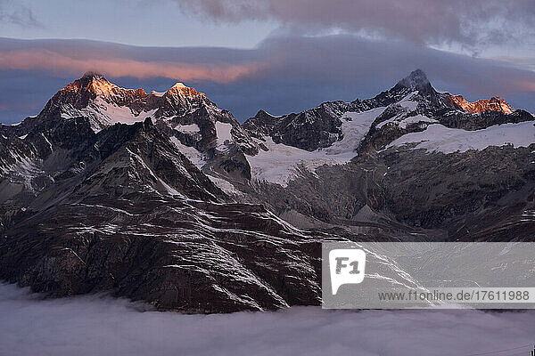 Sonnenaufgang über den Schweizer Alpen; Gornergrat  Zermatt  Schweiz.