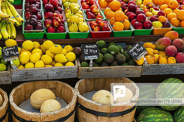 Frische Produkte in einer bunten Auslage in einem Supermarkt mit Etiketten und Preisen in französischer Sprache; Montreal  Quebec  Kanada