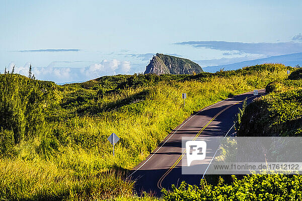 Der Kahekili Highway schlängelt sich durch die zerklüftete  mit üppigem  grünem Laub bedeckte Landschaft von Nord-Maui; Maui  Hawaii  Vereinigte Staaten von Amerika
