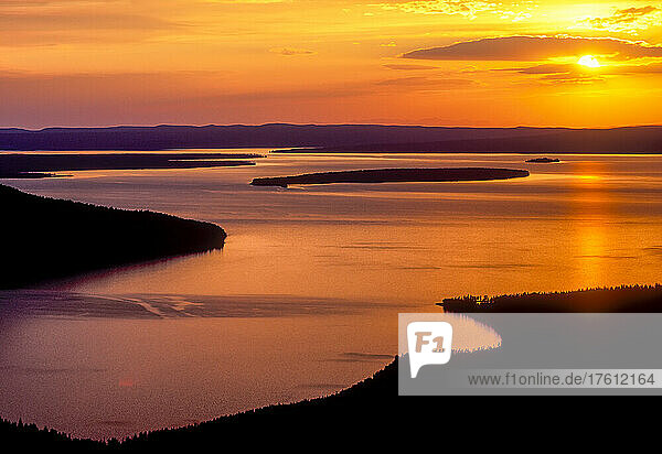 Ein goldener Sonnenuntergang spiegelt sich auf der Oberfläche des Yellowstone Lake.