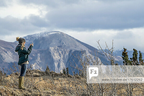 Frau  die auf den Dünen am Ufer des Bennett Lake steht; Carcross  Yukon  Kanada