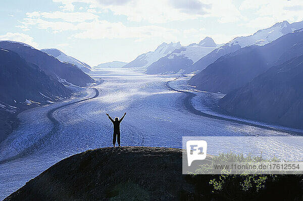 Silhouette einer Person mit Blick auf den Lachsgletscher  Coast Mountains  British Columbia  Kanada