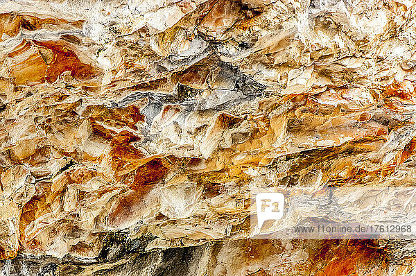 Abstraktes  goldfarbenes Kalksteingestein; Yellowstone National Park Vereinigte Staaten von Amerika