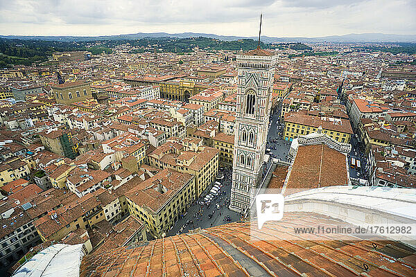Blick auf den Campanile (Glockenturm) und das Stadtbild von Florenz von der Domkuppel aus; Florenz  Italien