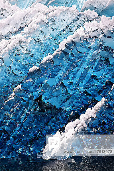 Blaue Eisskulptur aus Gletschereis  globale Erwärmung  Tracy Arm Fjord  Fords Terror-Tracy Arm Wilderness; Tongass National Forest  Südost-Alaska  Alaska  Vereinigte Staaten von Amerika