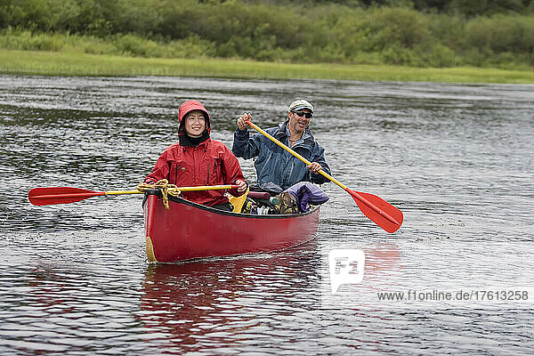 Ein Paar paddelt mit einem Kanu auf einem Fluss; Winisk River  Ontario  Kanada.