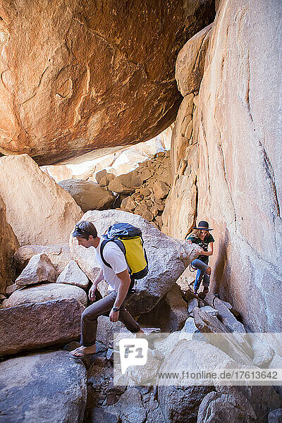 Wanderung durch Granitfelsen nach dem Klettern im Joshua Tree National Park.