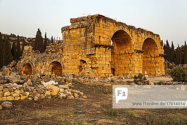 Basilika der Römischen Bäder  in den Ruinen von Hierapolis  einem Unesco-Weltkulturerbe; Pamukkale  Provinz Denizli  Türkei