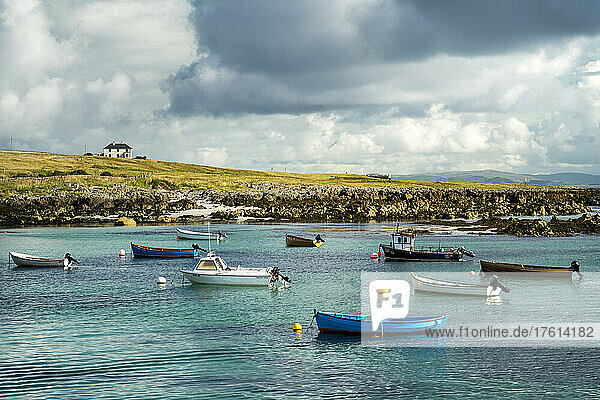 Boote treiben in der Nähe der Küstenlinie der Insel Iona  Schottland; Iona  Schottland