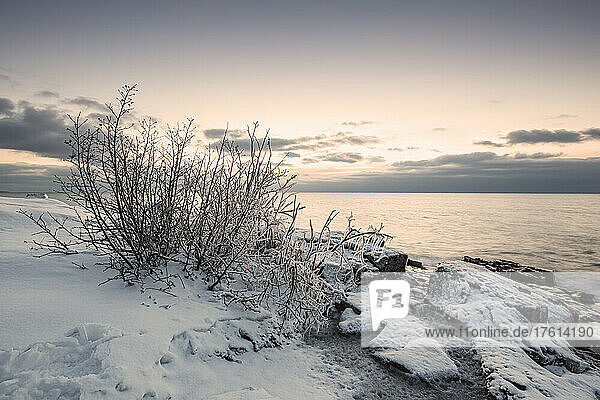 Sonnenaufgang am Lake Superior im Winter; Grand Portage  Minnesota  Vereinigte Staaten von Amerika