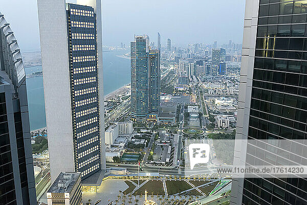 Blick über die Corniche Road auf den ADNOC Tower und die Nation Towers in der Abenddämmerung in Abu Dhabi City; Abu Dhabi  Vereinigte Arabische Emirate