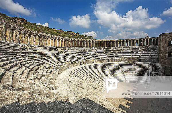 Die Terrassen des römischen Theaters von Aspendos  in der Nähe von Antalya  Türkei; Das römische Theater von Aspendos  östlich von Antalya  an der Mittelmeerküste Anatoliens  Türkei.