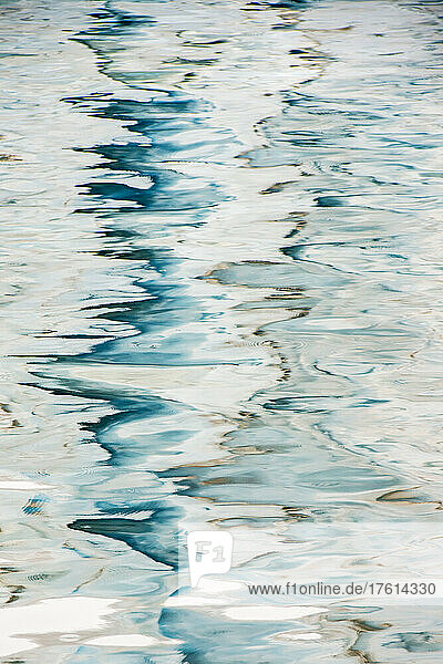 Abstrakte Muster auf einer Wasseroberfläche mit eisigen und wellenförmigen Reflexionen; Südgeorgien-Insel  Antarktis