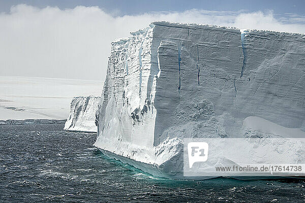 Riesige Eisberge im Weddellmeer der Antarktis. Die Landgrenzen des Meeres werden durch die Bucht gebildet  die von den Küsten von Coats Land und der Antarktischen Halbinsel gebildet wird; die Antarktis