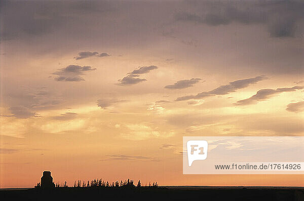Sonnenaufgang über Farmland in der Nähe von Rosetown  Saskatchewan Kanada