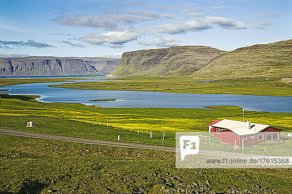Ein einsames Haus in einer Fjordlandschaft im Nordwesten Islands; Hnotur  nahe Latrabjarg  Westfjorde  Island.