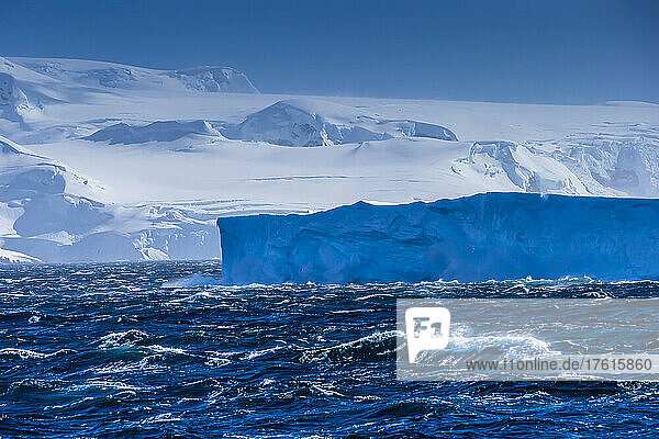 Ein tafelförmiger Eisberg bei Cuverville Island  Antarktis.