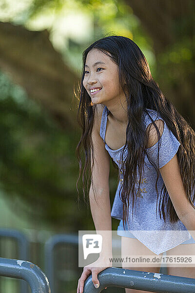 Porträt eines jungen Mädchens mit langen Haaren in einer Außenumgebung; Hongkong  China