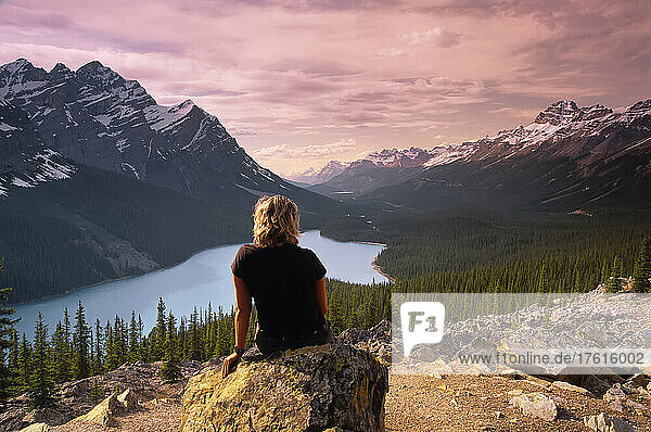 Frau am Peyto Lake  Banff National Park  Alberta  Kanada