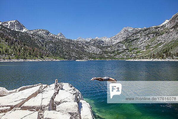 Ein Mann taucht in einen Bergsee in der Sierra Nevada.