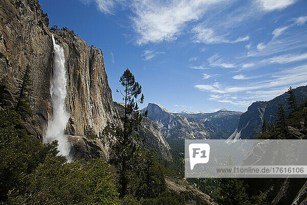 Die Yosemite Falls vom Yosemite Falls Trail aus gesehen.