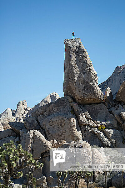 Ein Kletterer auf der Felsformation Headstone Rock im Joshua National Park.
