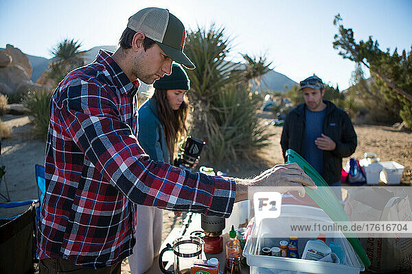 Camper bereiten das Frühstück in der Wüste des Joshua Tree National Park vor.