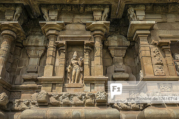 Nische mit Schnitzereien einer Hindu-Gottheit in der Steinwand des Airavatesvara-Tempels aus der dravidischen Chola-Zeit mit Säulen und Reliefs; Darasuram  Tamil Nadu  Indien