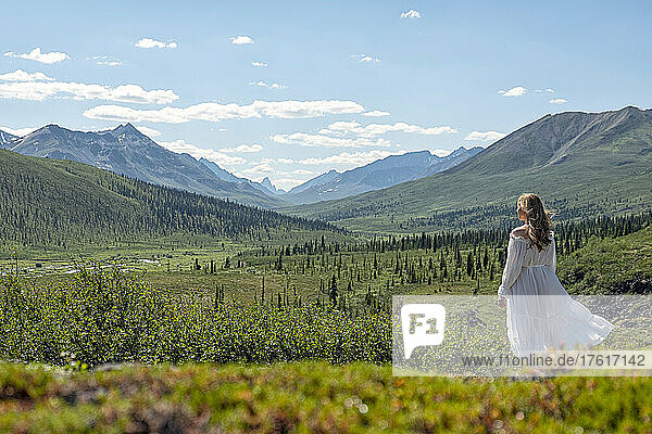 Frau in einem weißen Kleid in der schönen Yukon-Landschaft; Yukon  Kanada