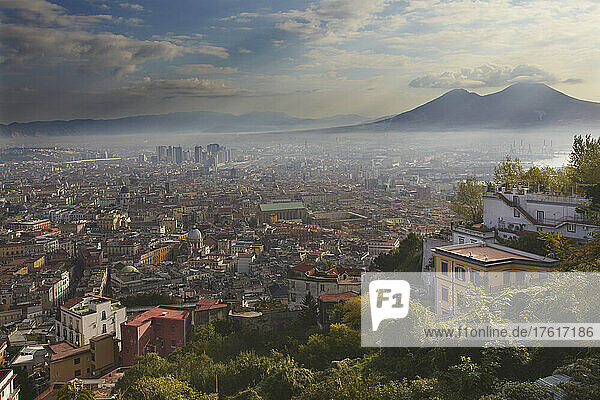 Frühmorgendlicher Blick auf Neapel und den Vesuv  Italien; Blick vom Castel Sant'Elmo auf Neapel und den Vesuv  Italien.