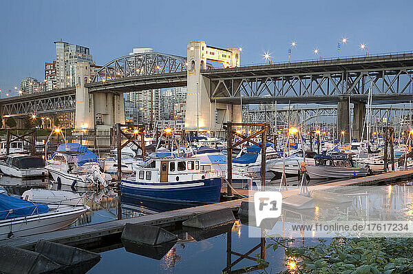 Boote  False Creek  Burrard Bridge  Vancouver  British Columbia  Kanada