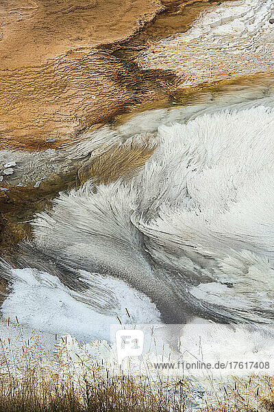 Mineralablagerungen und Travertinfelsformationen entlang der thermischen Abflusskanäle der Grassy Spring bei den Mammoth Hot Springs im Yellowstone Natural Park; Wyoming  Vereinigte Staaten von Amerika