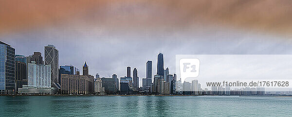 Blick auf die Skyline von Chicago am Michigansee; Chicago  Illinois  Vereinigte Staaten von Amerika