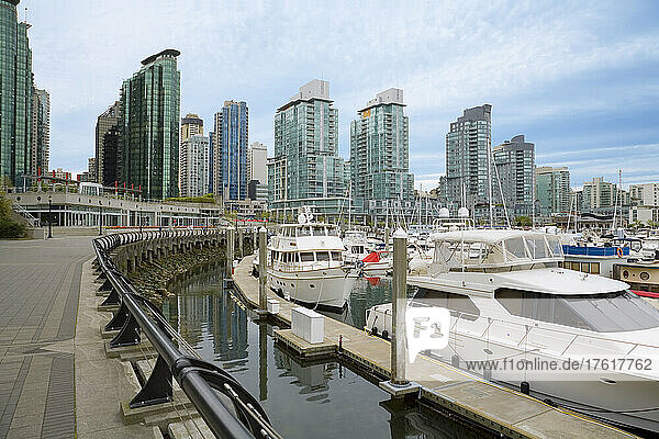 Eigentumswohnungen mit Blick auf den Coal Harbour  Vancouver  British Columbia  Kanada