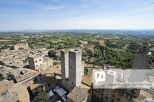 Torre Rognosa  Zwillingstürme und Blick über San Gimignano und die umliegende Landschaft  Toskana  Italien; San Gimignano  Toskana  Italien