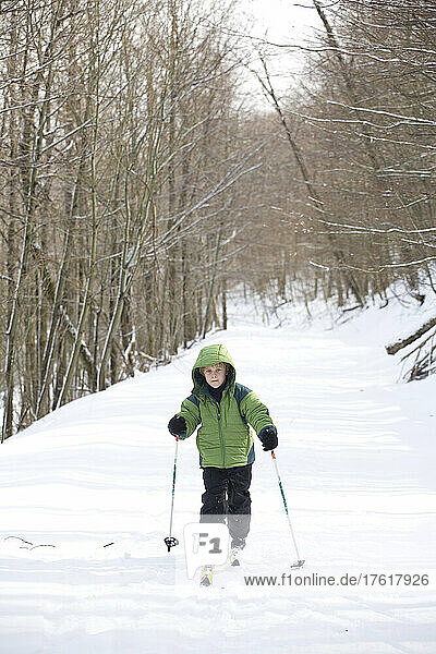 Ein siebenjähriger Junge beim Skilanglauf auf einer verschneiten Straße; Monongehela NF - Canaan Valley  West Virginia