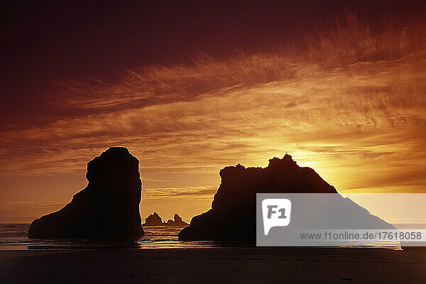 Sonnenuntergang über Strand  Brandung und Felsformationen  Bandon Beach  Oregon Coast  Oregon  USA