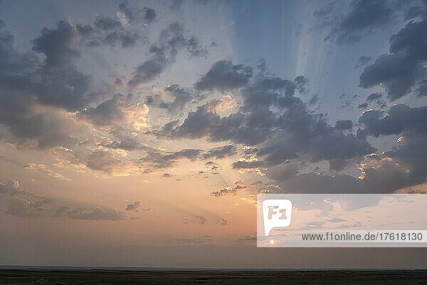 Schöner Sonnenaufgang über den Prärien von Saskatchewan. Lichtstrahlen scheinen durch die Wolken  Grasslands National Park; Saskatchewan  Kanada