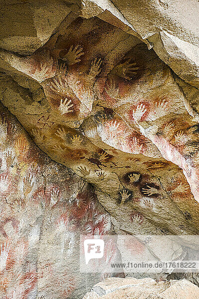 Prähistorische Höhlenmalereien in der Cueva de las Manos  in der Nähe von Bajo Caracoles in Patagonien  Argentinien; Santa Cruz  Argentinien